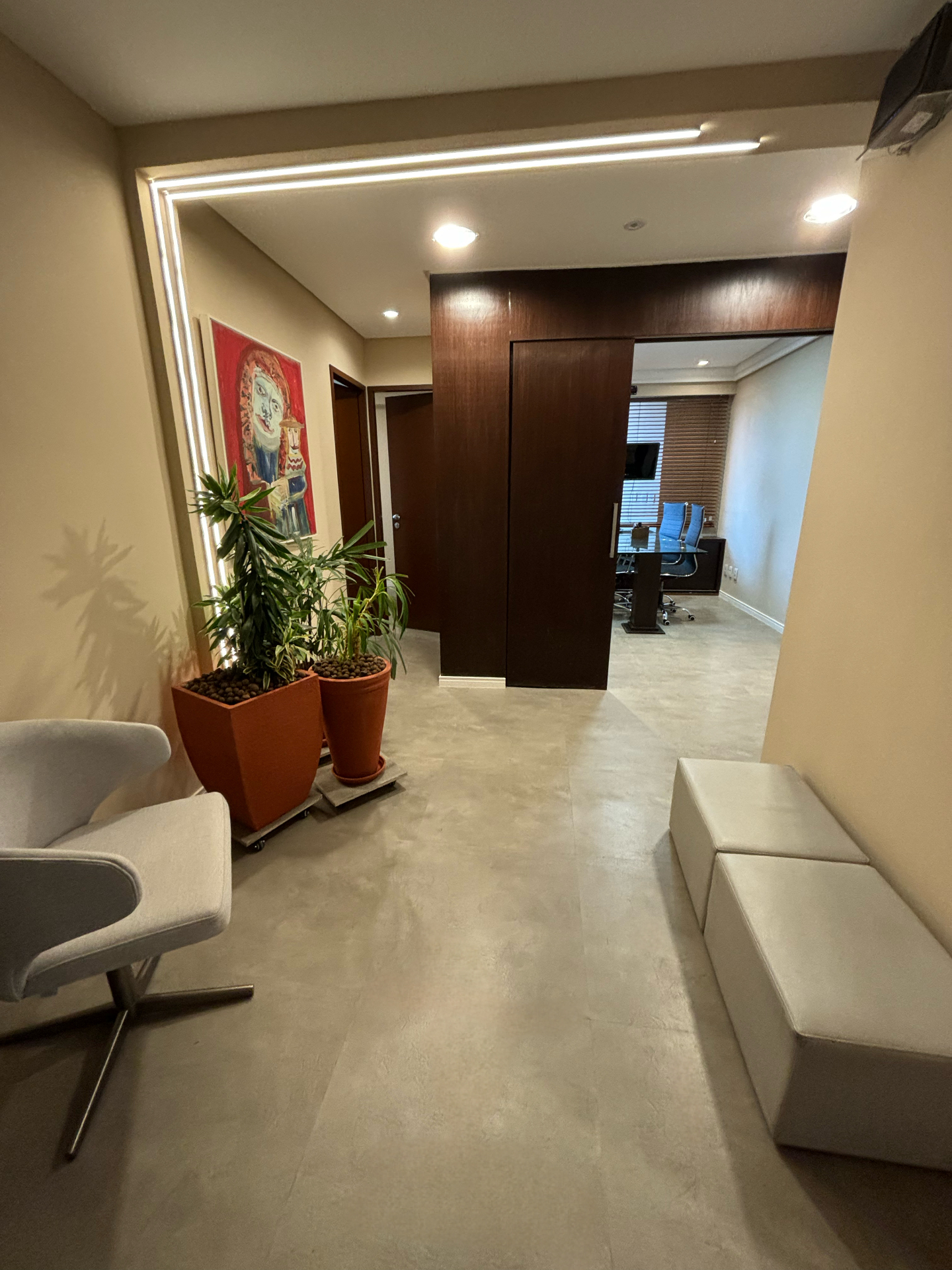 Corredor com revestimento de parede ripado instalado pela Leo Decor em Recife