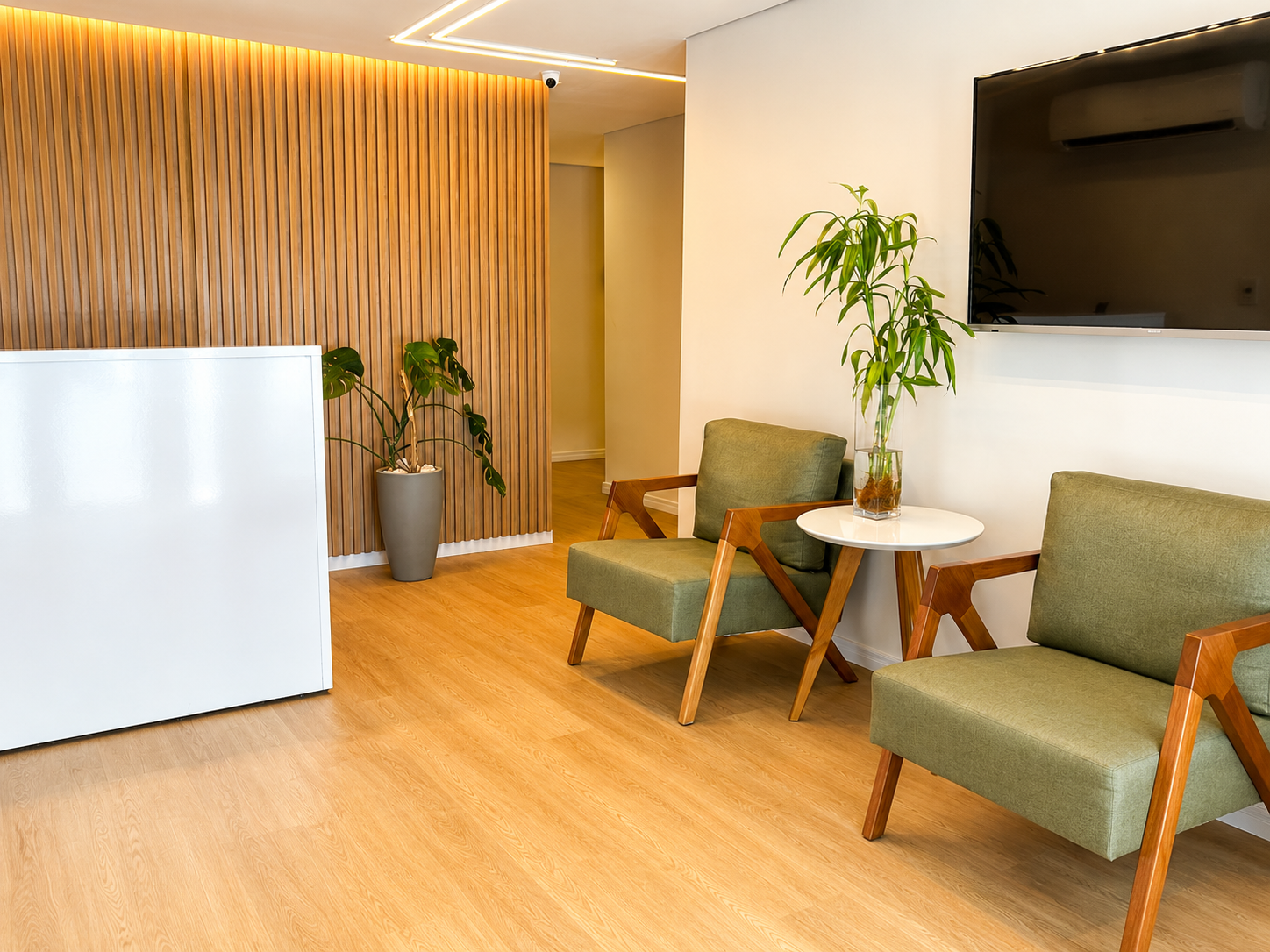 Sala de espera com piso vinílico amadeirado da Leo Decor em Recife