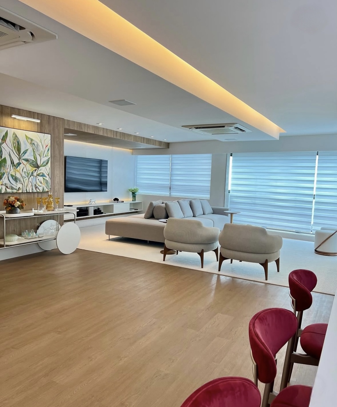 Cortinas em linho que filtram a luz sem fechar o ambiente.