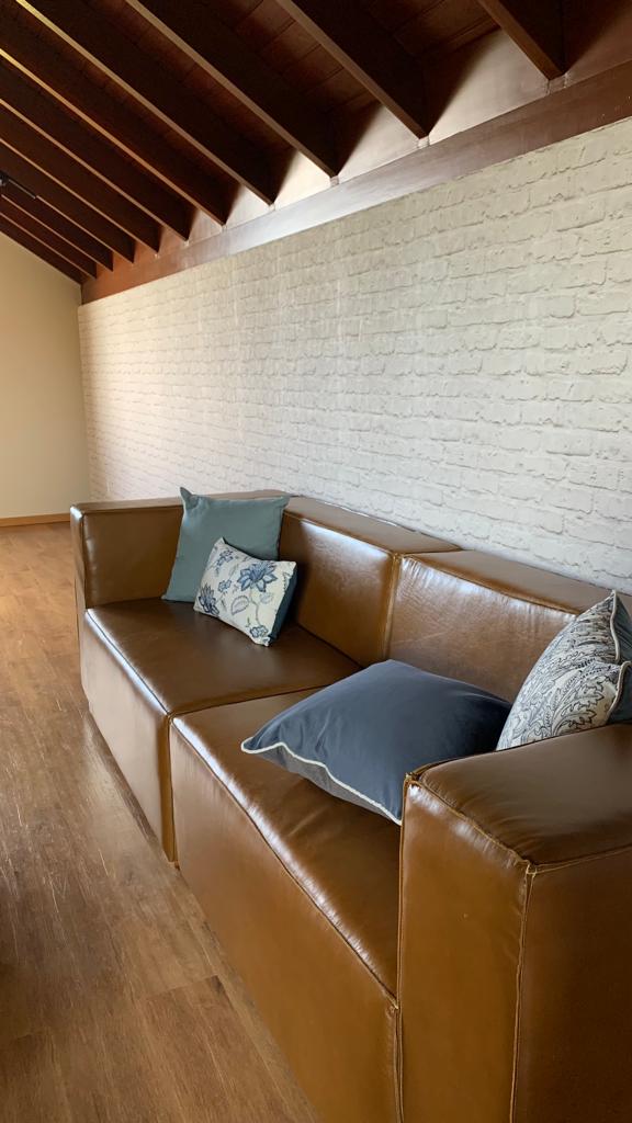 Sala com estofado e cortinas em tecidos de decoração da Leo Decor